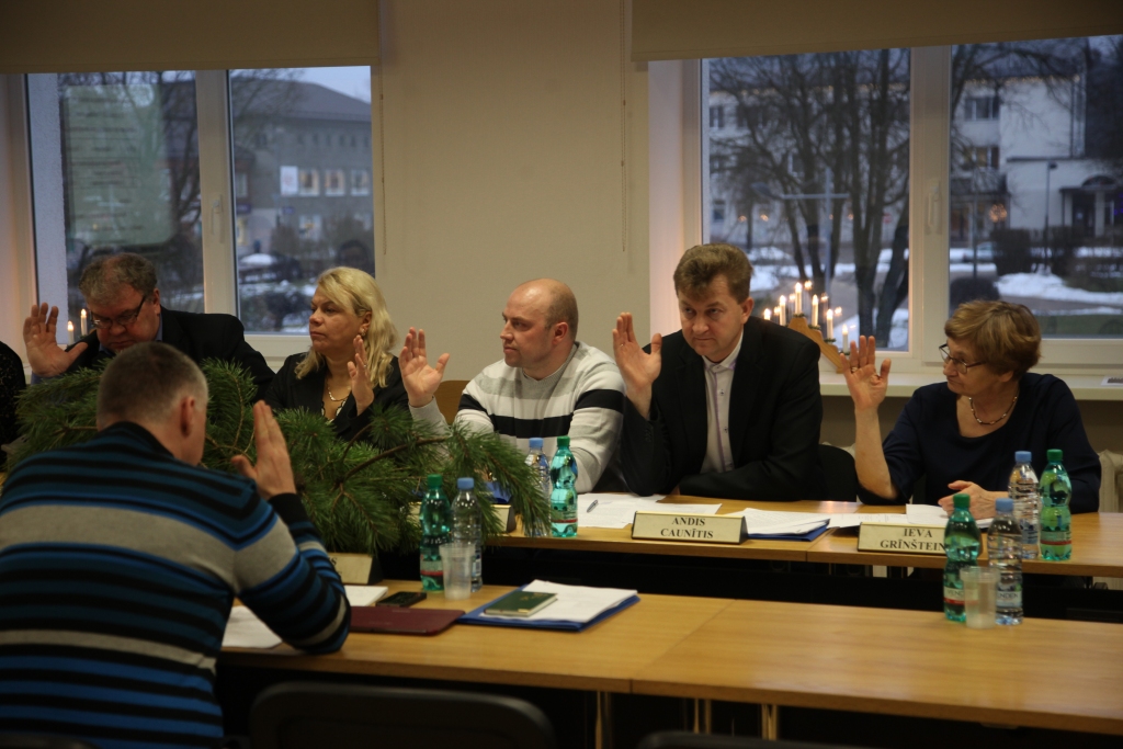 Novada domes deputāti, kas tika ievēlēti no “Vienotības” saraksta šajā sasaukumā. Andis Caunītis izstājies no partijas “Vienotība”, Intars Liepiņš vēl domā, bet Ilze Mezīte un  Ieva Grīnšteine nav bijušas partijas biedres.
Autors: Gatis Bogdanovs