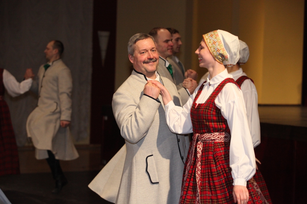 Kādreizējais gulbenietis un sporta skolotājs Edmunds Gobiņš šeit ciemojās kā Ķeguma tautas nama deju kolektīva “Kadiķis” pārstāvis.
Autors: Gatis Bogdanovs