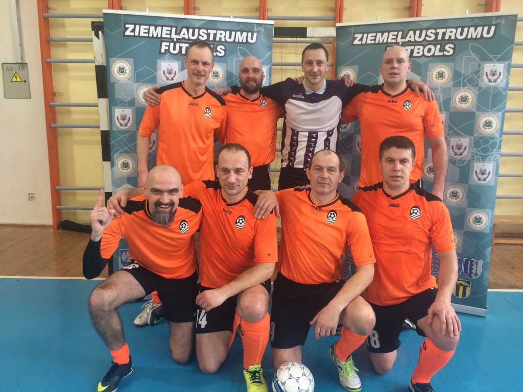 Jaungulbenes komanda - Latvijas ZA reģiona 2018.gada veterānu telpu futbola čempioni
1.rindā no kreisās : A.Būmanis, A.Gusts, A.Blauvs, D.Kovals
2.rindā no kreisās : H.Kovaļevkis, A.Timenieks, A.Vītols, R.Šķenders; (fotogrāfijā nav R.Šolins, Ģ.Smilškalns un A.Aizsilnieks).  
Autors: no personiskā arhīva