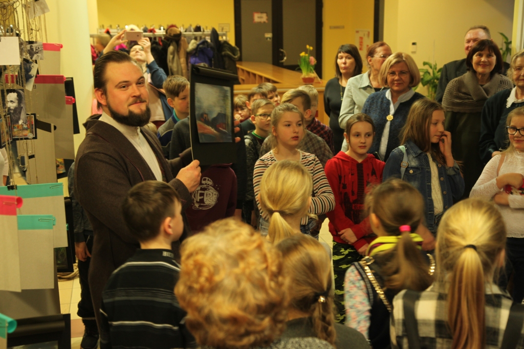 Iejusties Irbīša mētelī! To mēģināja Gulbenes Tautas teātra aktieris Edijs Frīdenbergs, kurš par “mazām, melnām naudiņām” izsolīja vietējo mākslinieku “irbiskos” darbus. Interese un pozitīvais lādiņš bija!
Autors: Gatis Bogdanovs