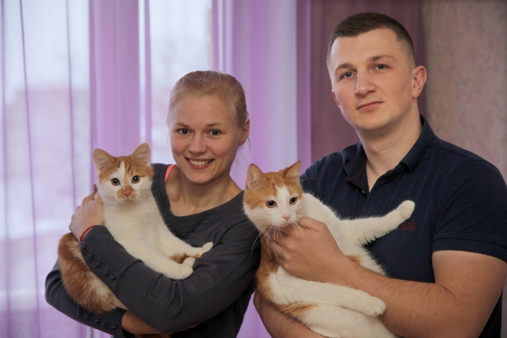 Gulbenieši Eva Kozlovska un Viktors Liskins ļoti mīl dzīvniekus, tāpēc viņu mājās mīt arī divi runči. Viņi saka, ka trešo kaķi gan neņemtu, bet nenožēlo, ka paņēmuši Bembiju, jo tagad arī Rūdim nav garlaicīgi, kad viņi abi ir darbā. 	
Autors: Gatis Bogdanovs