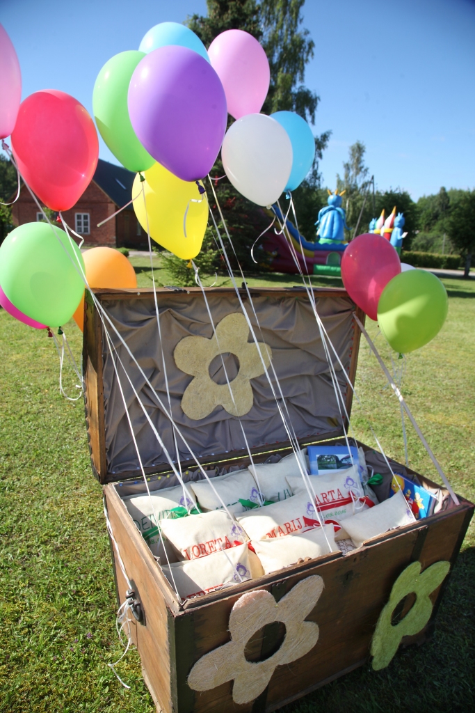 Beļavas pagastā jau trīs gadus katros pagasta svētkos sveic jaundzimušos bērniņus un viņu vecākus, dāvinot apsveikumu un spilvenu ar bērna vārdu un dzimšanas datiem.
Autors:  no “Dzirksteles” arhīva
