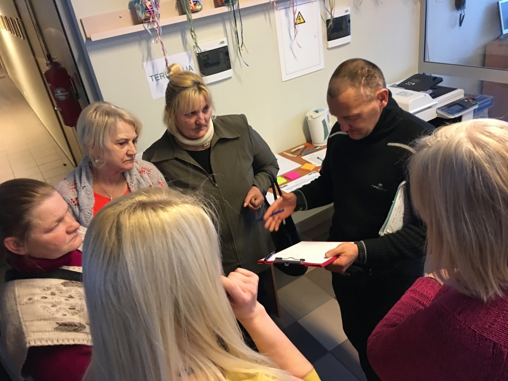 Prāta vētra. Semināra dalībniekiem bija iespēja arī piedalīties praktiskā nodarbībā, sadaloties pa grupām un vienojoties par savām idejām sociālā uzņēmuma izveidei. Izvērtēšanai tika piedāvāti dažādi atslēgvārdi, starp tiem arī “cilvēks”. 	
Autors:  Diāna Odumiņa