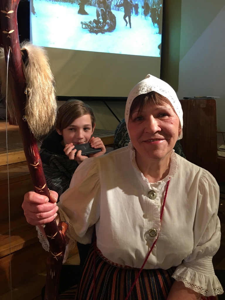 Ar tradīciju un dzimtas spēku. Folkloras kopas “Līgo” dalībniece Rudīte Vaice (attēlā) dzied, muzicē un turpina māsas Ineses Stalidzānes iesākto, nesot tautā latvisko dzīvesziņu. Ineses klātbūtni Staros jūt vēl arvien. 
Autors: Diāna Odumiņa