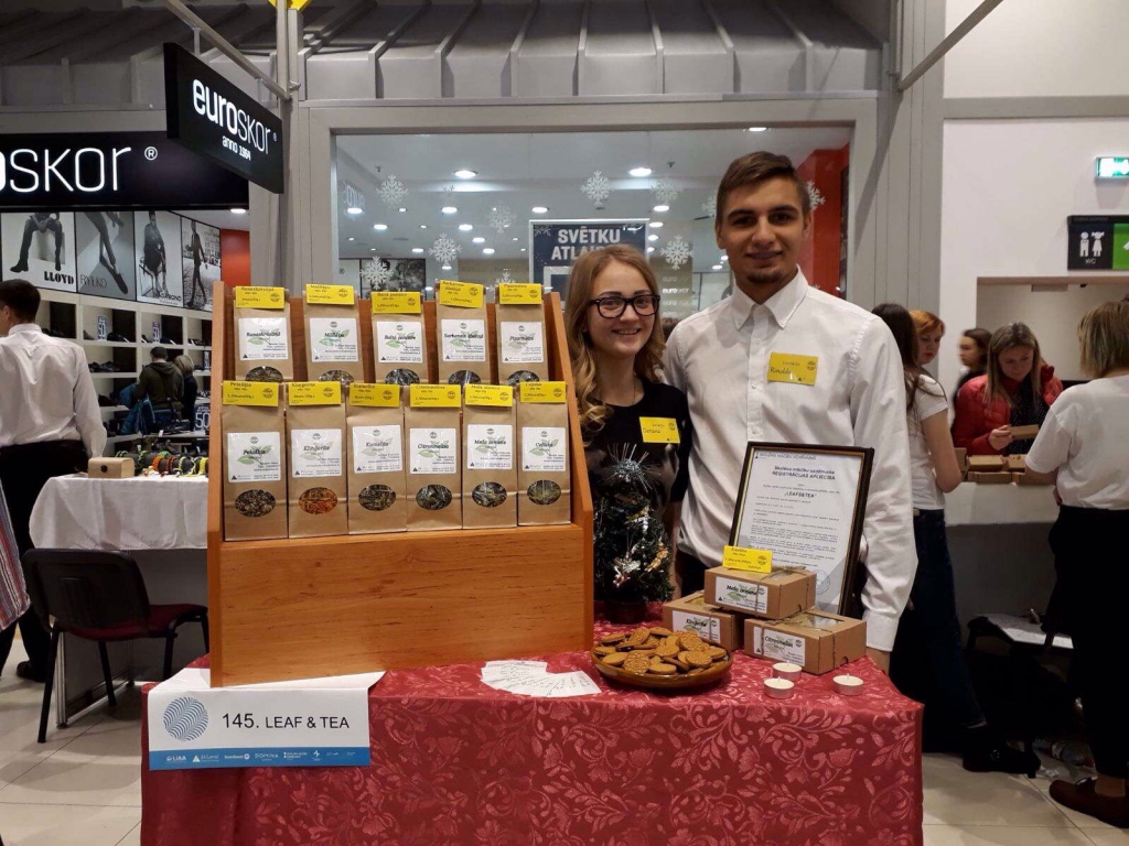 Šodien Gulbenē pie veikala “Beta” notiek skolēnu mācību uzņēmumu tirdziņš, kurā var iegādāties arī Rinalda Ozera un Deriānas Bukovskas piedāvātās tējas – rasaskrēsliņu, māllēpi, balto panātri, sarkano āboliņu, ugunspuķi, kliņģerīti, ceļteku, citronmelisu un pelašķi. 
Autors: no privātā arhīva