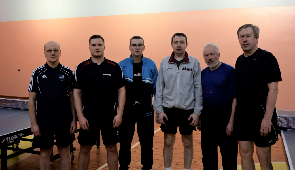 “Staru kausa 2018” 4.kārtas uzvarētāji (no kreisās): Guntis Lezdiņš (Valmiera) - 1.vieta, Mārtiņš Ribakovs (Gulbene) - 2.vieta, Andris Neilands (Gulbene) - 3.vieta, Aivars Dulbergs (Alūksne) - 4.vieta, Andrejs Rešetņikovs (Rēzekne) - 5.vieta, Agris Koris (Gulbene) - 6.vieta.
Autors:  no personiskā arhīva