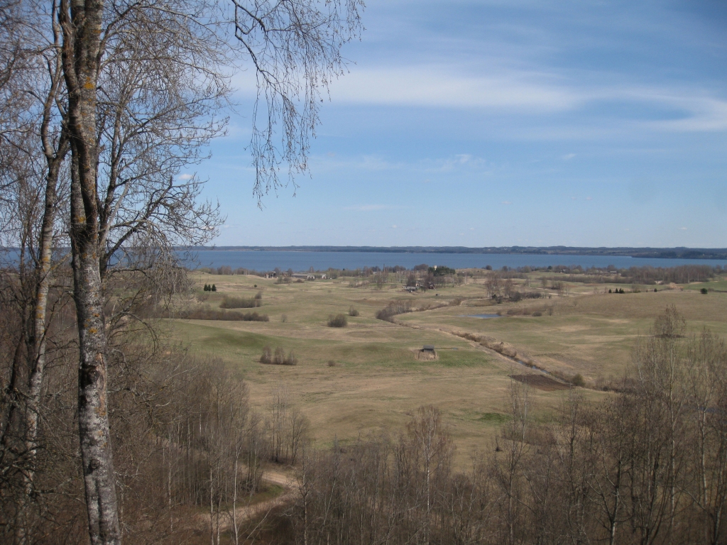 Kad kokiem nav lapu, no Mākoņkalna Rāznas ezers redzams visā krāšņumā. 
Autors: Pārsla Konrāde
