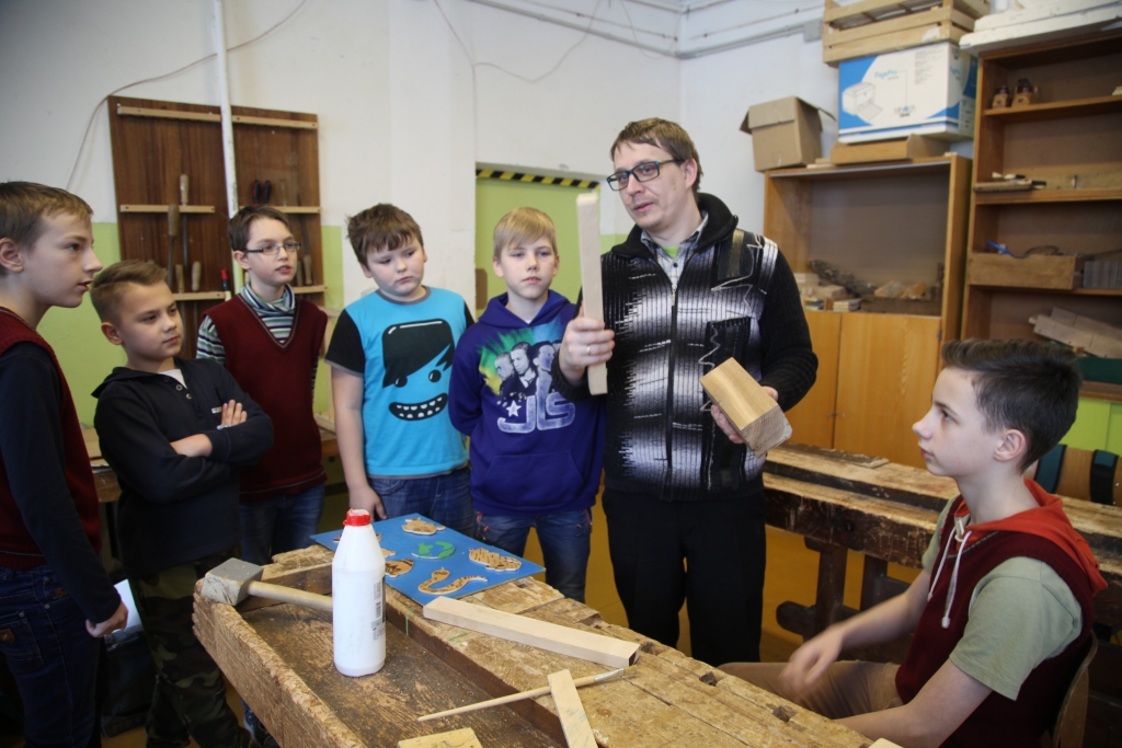 Andra Dzērves bērnības sapnis ir piepildījies – jau otro gadu viņš strādā par mājturības skolotāju. Ceturtdien viņš vadīja stundu Gulbenes sākumskolas skolēniem.		
Autors: Gatis Bogdanovs