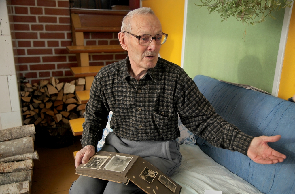 Alberts Timma palaikam pāršķirsta fotogrāfiju albumus, kas stāsta par viņa dzīvi.
Autors: Gatis Bogdanovs