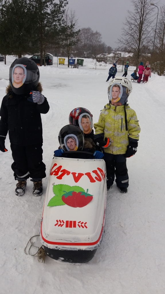 Piesātinātas, interesantas un piedzīvojumiem bagātas dienas piedzīvojuši pirmsskolas izglītības iestādes “Auseklītis” bērnudārznieki. Domājot par to, lai iepriecinātu mūsu olimpieti Daumantu Dreiškenu, viņi kopā ar skolotājām restaurēja “bobu”. Īpaši centās “Zemenīšu” grupas bērni, jo šo grupiņu apmeklē arī Daumanta meita Denīze. 
Autors: no personiskā arhīva