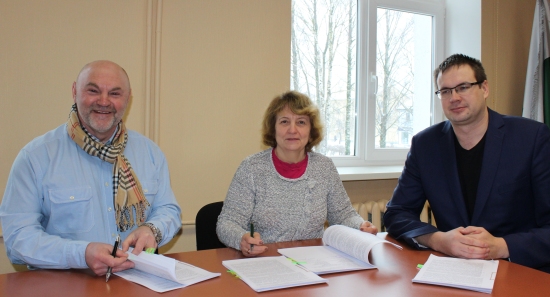 Līgumu parakstīja Gulbenes novada domes izpilddirektore Guna Švika un SIA “8 CBR” valdes priekšsēdētājs Andris Lacbergs. Sarunās piedalījās  novada domes Projektu un attīstības nodaļas vadītājs Jānis Barinskis (no labās).  
Autors: www.gulbene.lv