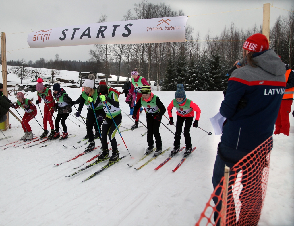 Slēpotāji, ragaviņu braucēji un citi ziemas prieku baudītāji brīvdienās pulcējās “Āriņos” Daukstu pagastā (6 kilometri no Gulbenes), kur notika “Āriņu slēpojums 2018”.  Pasākuma mērķis bija iesaistīt bērnus, jauniešus un viņu vecākus sporta aktivitātēs, popularizēt distanču slēpošanu un veicināt veselīgu dzīvesveidu. Sacensības organizēja SIA “AL-Pirtslietu darbnīca”, tās vadīja biatlonists, treneris Jēkabs Nākums, kurš “Pirtslietu darbnīcai” ir labs draugs un labprāt atsaucās šai iniciatīvai. Viņš visas dienas gaitā uzturēja sportisko sacensības garu starp dalībniekiem un līdzjutējiem. Organizatori cer, ka “Āriņu slēpojums”, kurā piedalījās gandrīz 100 dažāda vecuma dalībnieku, turpmākajos gados kļūs par tradīciju gan nopietniem sportistiem, gan tādiem, kam slēpošana ir tikai vaļasprieks.	
Autors: Gatis Bogdanovs