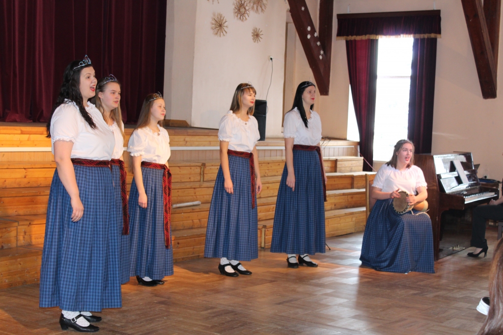 Tirzas kultūras nama jauniešu (meiteņu) vokālā ansambļa “Odziņas” dalībnieces prot gan skanīgi dziedāt, gan būt atraktīvas, tāpēc no pērn iegūtās 2.pakāpes spēja pakāpties uz 1.pakāpi. 
Autors:  Dārta Dīvāne