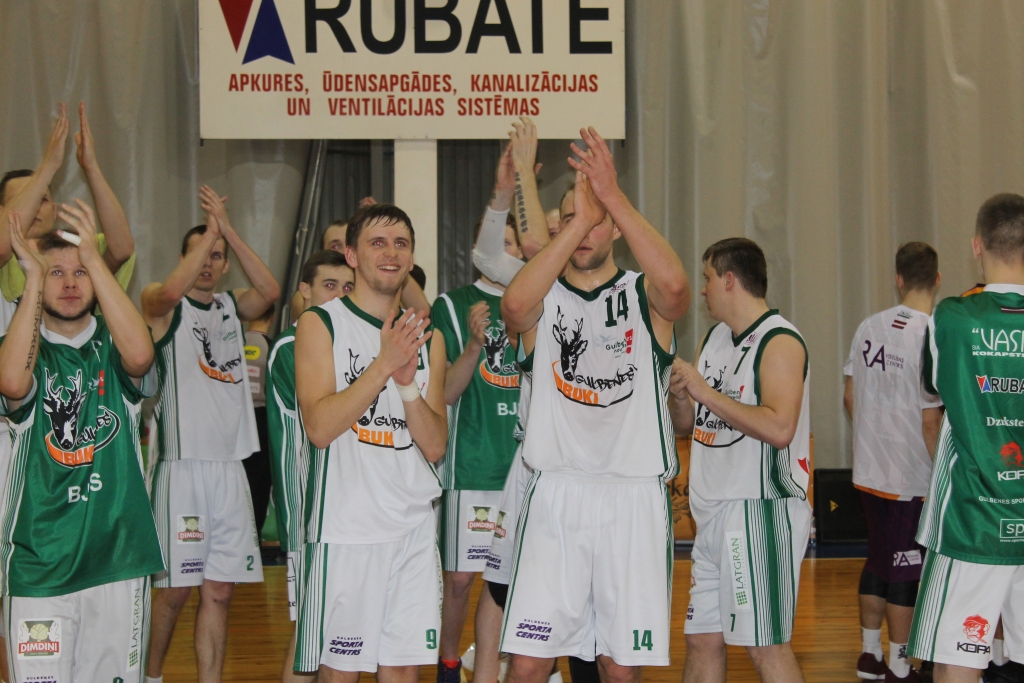 “Buki” gandarīti par uzvaru pār “Turību”, jo cīņa bija sīva. Ja pagājušās nedēļas izbraukumā neizdevās uzveikt “Jelgavu/LLU”, tad mājās sestdien panākums neizpalika. 
Autors: Ziedonis Lazdiņš 