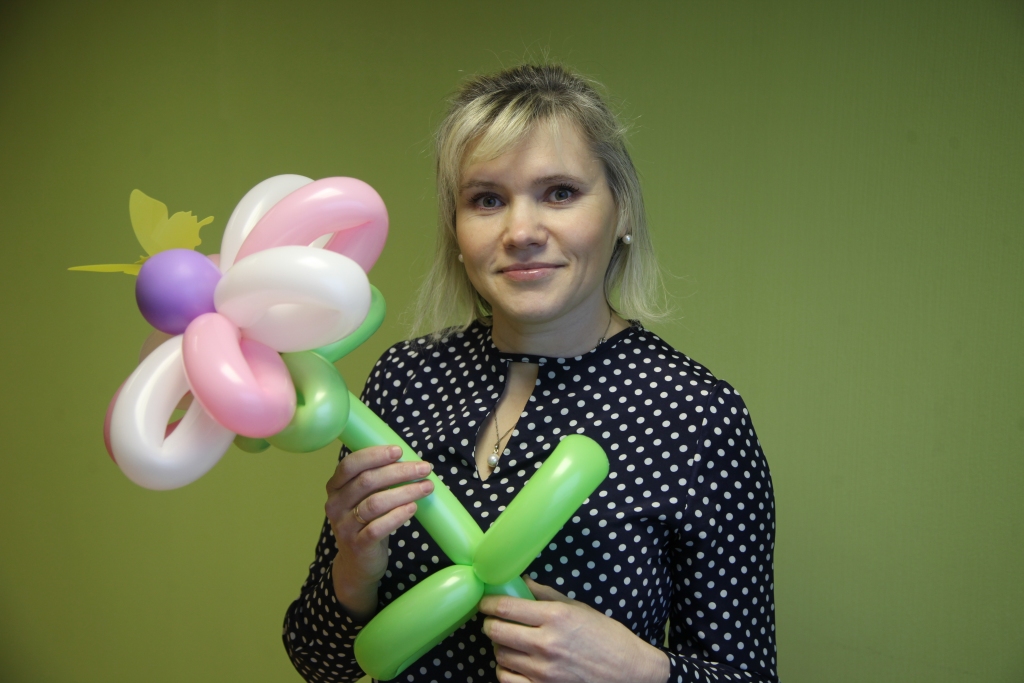 Oksana Zizlane šādu ziediņu var izveidot apmēram 20 minūtēs, bet tas stāv mazāku laiku, jo “desiņas” izlaiž gaisu. Lielākas kompozīcijas var stāvēt pat divus mēnešus. Visilgāk veidojusi ezi – gandrīz divas stundas. Uz eža muguras ir apmēram 40 baloni, katrs jāpielīmē ar speciālu līmi. Ja nav īstā līme, baloni sprāgst.
Autors: Gatis Bogdanovs