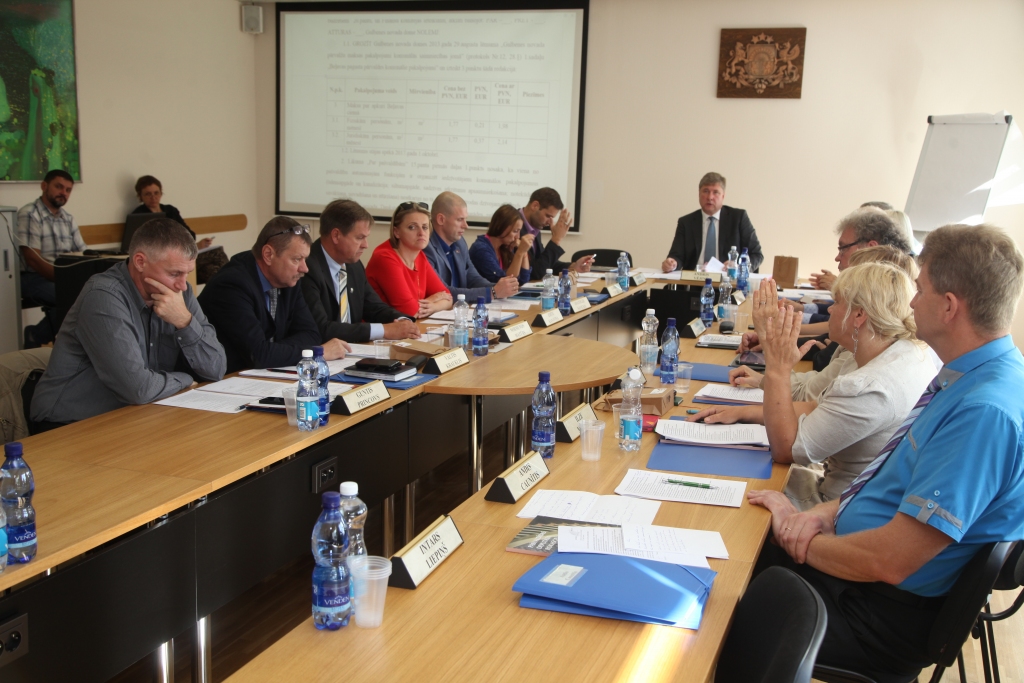 Pirmo reizi! Nekad vēl līdz šim šajā sasaukumā Gulbenes novada deputātu balsis nav tik ļoti sadalījušās. Pirmo reizi  balsojumā ir sašķēlušies pat Zaļo un zemnieku savienības deputāti, daļa no kuriem atsakās bez ierunām sekot savam līderim - novada vadītājam Andrim Vējiņam. 
Autors: no “Dzirksteles” arhīva 