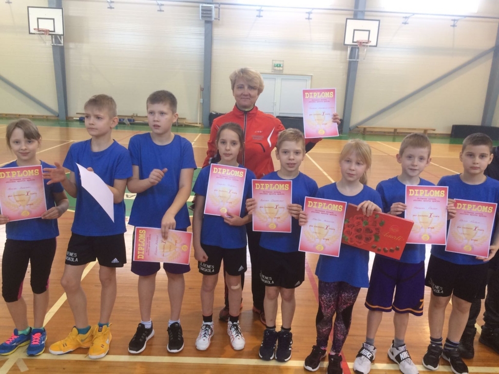 1.vietu izcīnīja Gulbenes sākumskola. Komandā startēja Niklāvs Veselovs, Markuss Rauza, Ričards Aizpurs, Alens Beļajevs, Raitis Pušķis, Sindija Miščenko, Karlīna Nakoskina un Megija Biezā, sporta skolotāja - Sarmīte Gobiņa. 	
Autors: no personiskā arhīva