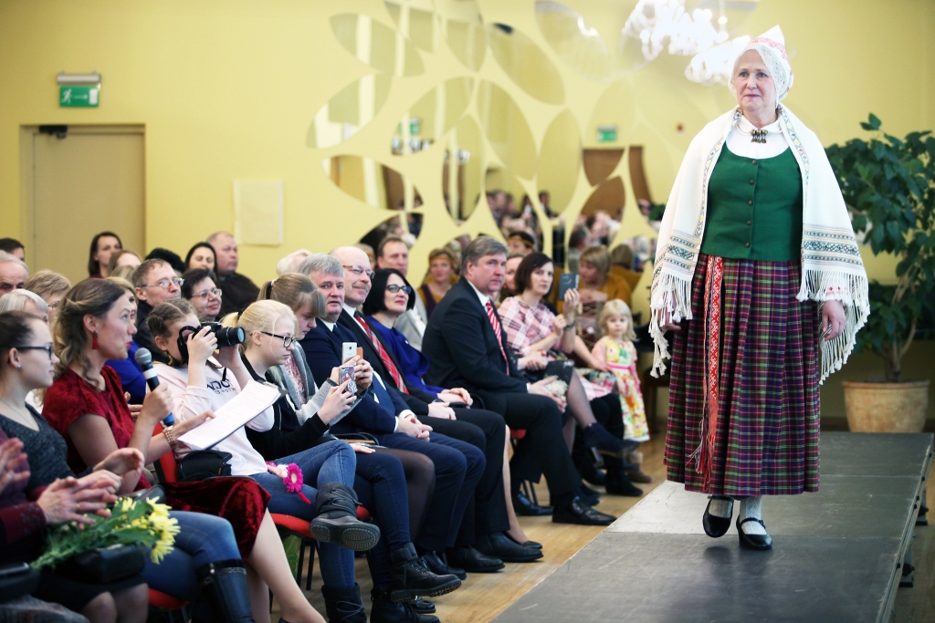 Gulbenes dzimšanas dienas pasākumu laikā skaisti tika demonstrēti krāšņie tautas tērpi, kuri ir dāvana pilsētai šajos svētkos. Gulbenes Tautas lietišķās mākslas studijas “Sagša” interesentu grupa apņēmīgi, pacietīgi un mērķtiecīgi ir veikusi lielu darbu, vairākus gadus darinot savus tautas tērpus, tā saglabājot rokdarbu prasmes, kas nepieciešamas tautas tērpu darināšanā. Gulbeniete Baiba Dzērve demonstrēja pašas darināto Jasmuižas tautas tērpu (Dienvidlatgale). 		
Autors: Gatis Bogdanovs