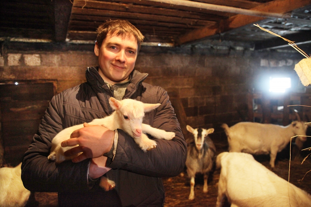 Zigmārs Drubiņš ar vienu no trim jaundzimušajiem kazlēniem, ar kuriem šogad sākusies kazu ganāmpulka vairošanās. 	
Autors: Gatis Bogdanovs