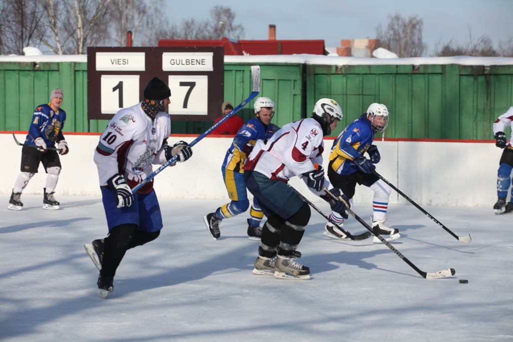 Savu pārākumu apliecināja “Gulbenes I” komanda (baltajos tērpos), ar 8:1 sagraujot “Žīgurus/MRS”. 
Autors: Gatis Bogdanovs