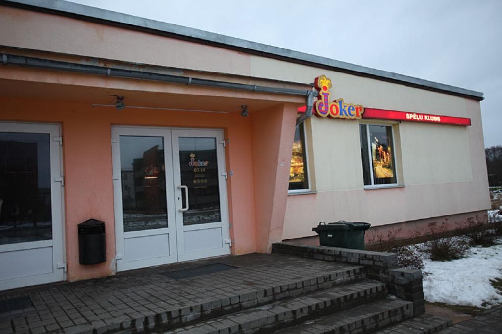 SIA “Joker LTD” 5930 eiro ziedo Gulbenes dzelzceļa stacijā veidojamajam izglītojoši interaktīvajam centram “Dzelzceļš un tvaiks”. 
Autors: no Dzirksteles arhīva