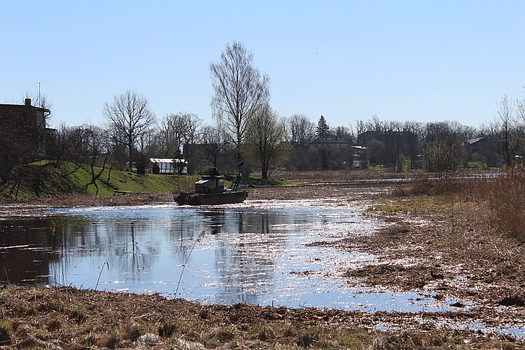 Gulbenietis Leonīds Lukjanovs, kurš dzīvo netālu no Dzirnavu dīķa, mēdz uz tā bļitkot.
Autors: no Dzirksteles arhīva