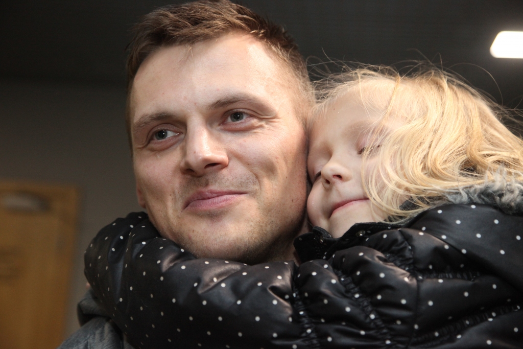 Lidostā no Daumanta ne soli neatkāpās meitiņa Denīze. 
Autors: Gatis  Bogdanovs