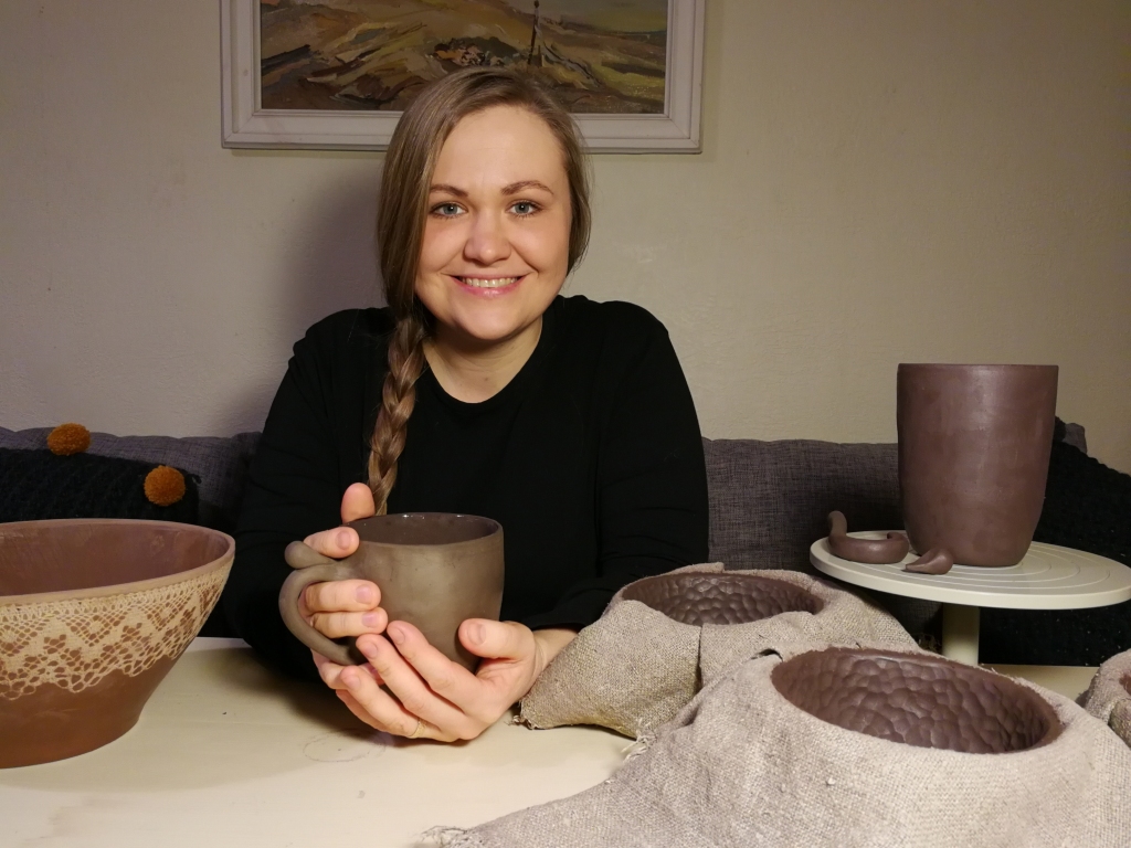 Aiva Dūrīte-Keiša savā darba vietā dzīvoklī, kur top visi izstrādājumi.                     
Autors: no personiskā arhīva