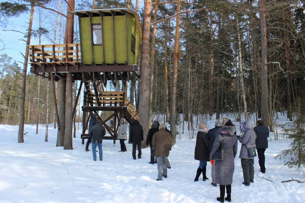 Komisijas pārstāvji dabā apskatīja divas būves Stāmerienā – Stāmerienas pils balkonu un skatu platformu ar nojumi.  
Autors: Gunta Kalmane