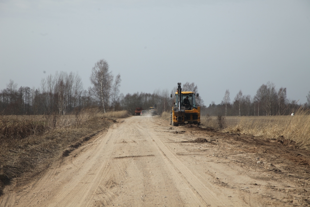 Ir vai nav kļuvis šaurāks pēc rekonstrukcijas? Galgauskas pagasta iedzīvotājiem liekas, ka šis pašvaldības pārziņā esošais grants seguma Galgauska - Zemītes - Lielkaļi ceļš ir kļuvis šaurāks. Speciālisti apgalvo, ka tā nav. 
Autors: Gatis Bogdanovs