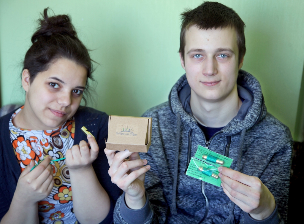 Linards Reinis Rozītis un Monta Jasmīna Endele abi kopā ir skolēnu mācību uzņēmums „Svilpo un cilpo”. Linards ir svilpīšu gatavotājs, bet Monta atbild par reklāmu un grāmatvedību. 
Autors: Gatis Bogdanovs