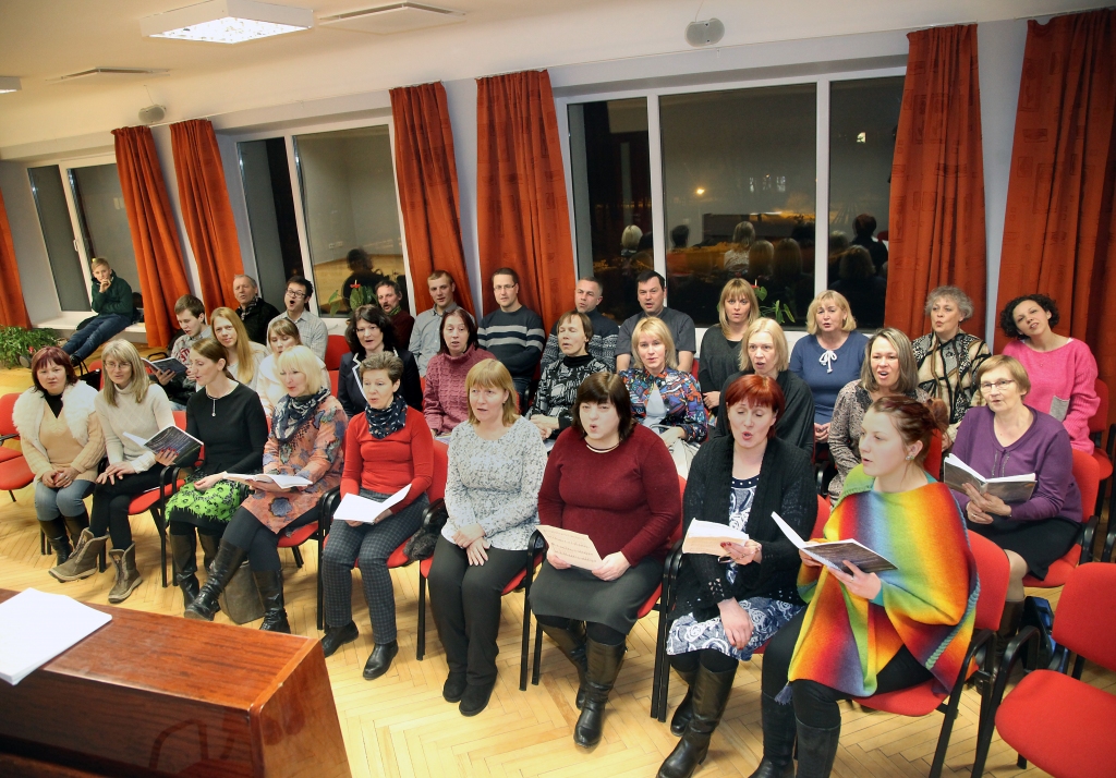 Ceturtdienas vakarā kora “Harmonija” dalībnieki pulcējās kopā, lai turpinātu ievingrināt savas balsis, noslīpētu savas prasmes pirms lielā notikuma – Dziesmu svētkiem.
Autors: Gatis Bogdanovs