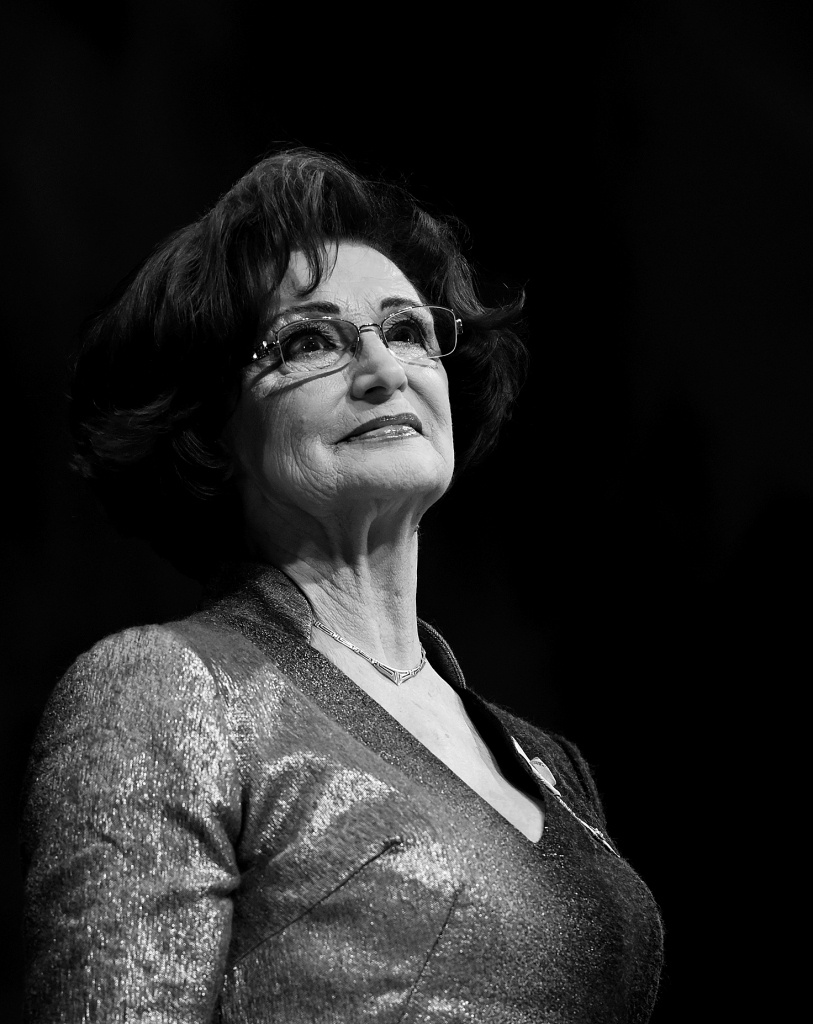 “Man vienkārši gribētos atstāt atziņu par savu radošo, cilvēcisko un sievietes mūžu. Ārija Elksne saka – es tomēr līdz galam jums palikšu neizdibināta. Es arī zinu, ka līdz galam nekad neatklāšos. Ir lietas, kas pieder tikai man, manai vienreizējai esībai pasaulē,” par gaidāmajiem jubilejas koncertiem teic Olga Dreģe.
Autors: Publicitātes foto