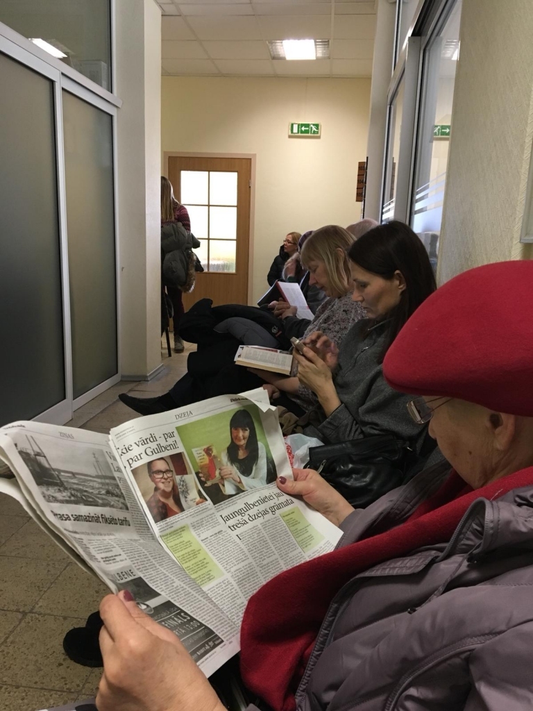 Arī Gulbenē pēc Dziesmu un Deju svētku biļetēm bija izveidojusies rinda, bet visi bija draudzīgi noskaņoti, neapmierināto nebija, neviens nekurnēja. Visi savstarpēji sarunājās, komunicēja. Daži kavēja laiku, lasot “Dzirksteli”. 	
Autors: no personiskā arhīva