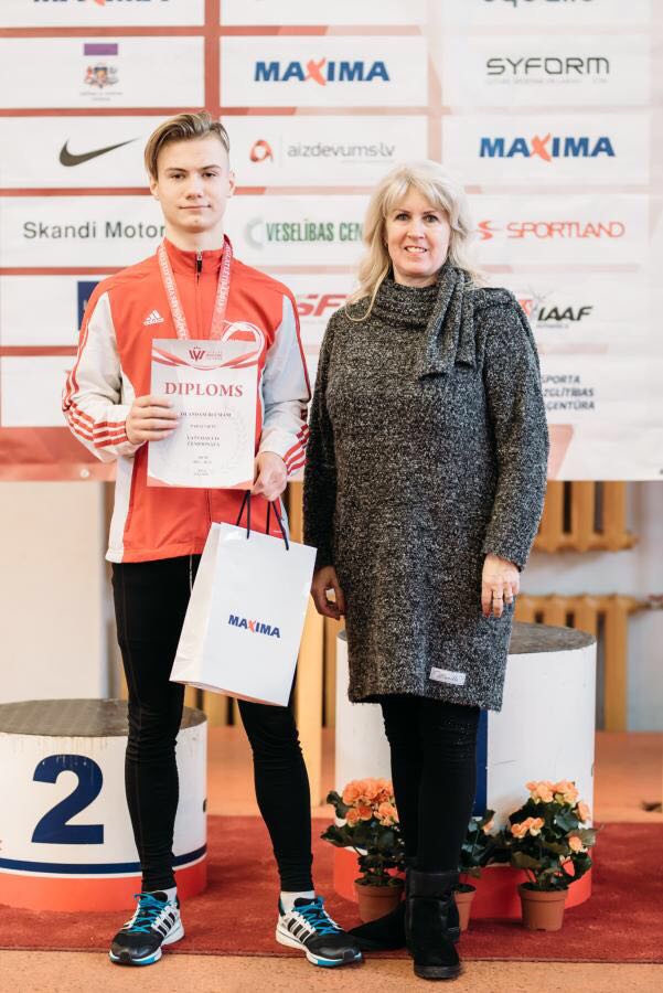 
Rolandam Blūmam ir gandarījums un stimuls tālākajiem treniņiem un jauniem startiem. Ar audzēkņa sasniegumiem apmierināta ir arī trenere Irēna Aizpure.
Autors: no personiskā arhīva