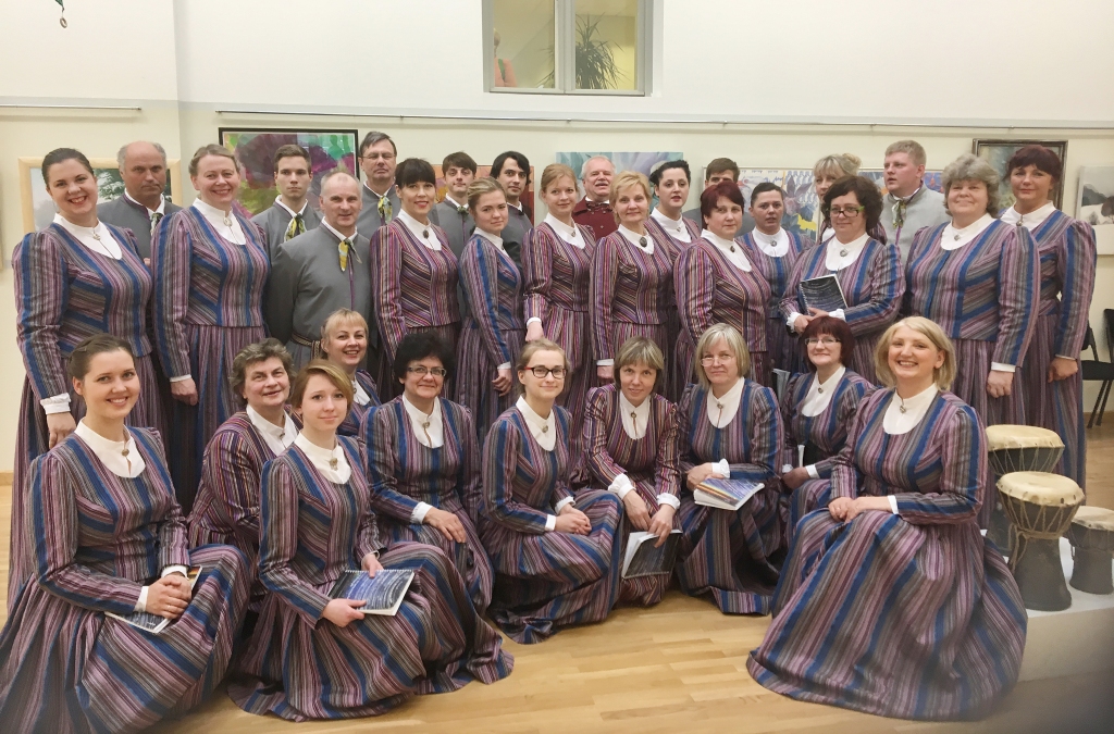 Lizuma jauktais koris pirms gada varēja priecāties par jauniem tērpiem.
Autors: no Lizuma kultūras nama arhīva