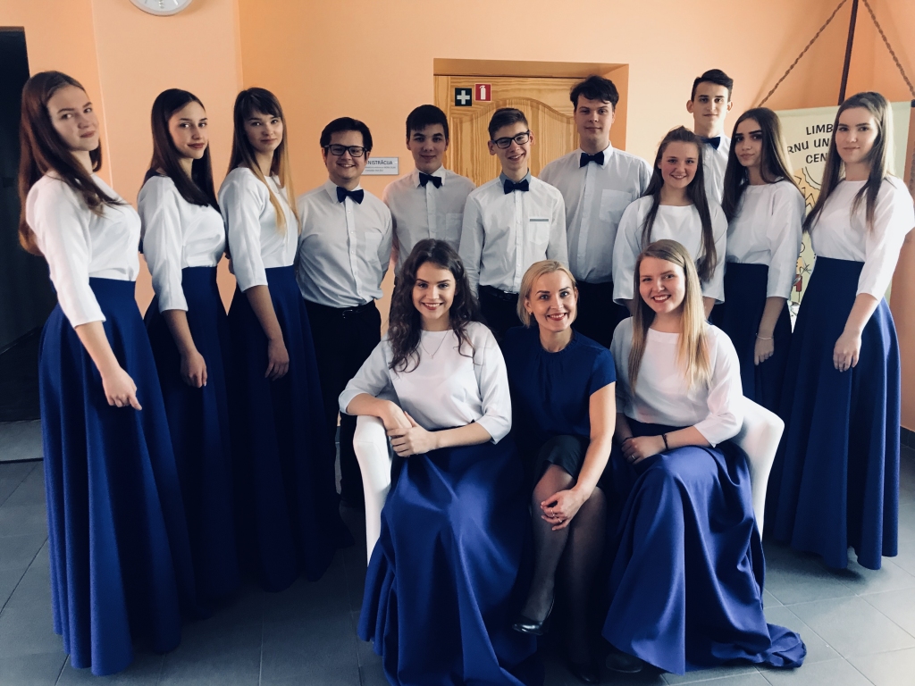 Sadziedājušies! Uzstāšanās laikā atdod sevi visu! Tā var raksturot Gulbenes novada valsts ģimnāzijas grupas “Silver” dalībniekus un viņu skolotāju Baibu Ozoliņu-Maltavnieci.  	
Autors: no personiskā arhīva