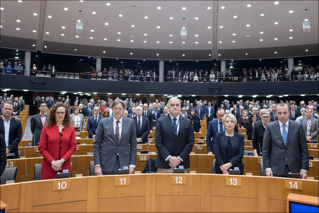 Atklājot Eiropas Parlamenta plenārsēdi Briselē, deputāti trešdien pēc priekšsēdētājā Antonio Tajāni ierosinājuma vienojās klusuma brīdī nogalināta slovāku žurnālista Jana Kučaka piemiņai. 
Autors: www.europarl.europa.eu