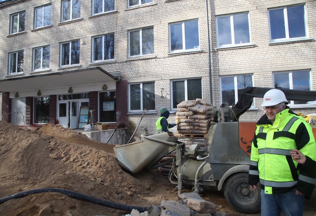 Ir pagājuši divi mēneši, kopš uzsākti pārbūves darbi bijušajā Jaungulbenes profesionālajā vidusskolā, un ir acīm redzams, kā pamazām skolas ēka pārtop par sociālās aprūpes centru. “Jaungulbenes Alejās” rosās būvuzņēmums ar pieredzi - SIA “Sanart” no Valmieras. “Dzirkstele” jau rakstīja, ka tieši šis uzņēmums par sociālās aprūpes centru pārbūvē bijušo Jaungulbenes profesionālo vidusskolu jeb ēku “Jaungulbenes Alejas”. SIA “Sanart” būvdarbu vadītājs Igors Daukste celtniecībā darbojas 40 gadus. Viņš uzskata, ka cilvēkam visu laiku ir jāmācās līdzi, jo arī celtniecībā ienāk jaunās tehnoloģijas, kuras jāapgūst. “Es saku tā - nav divu vienādu objektu, katrs objekts nāk ar kaut ko jaunu, kur kaut kas jauns ir jāapgūst, tādā veidā sevi pilnveido un mācies līdzi,” saka I.Daukste.  
Autors: Gatis Bogdanovs