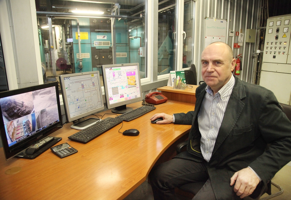 Mūsdienīgi un gudri jau deviņus gadus tiek vadīta Gulbenes centralizētā siltumapgāde no katlumājas Nākotnes ielā 7. Tāpat kā SIA “Vidzemes enerģija” valdes loceklis Artūrs Gulbis (attēlā) arī katlumājas operators ikdienā strādā gluži kā birojā, sēžot pie monitoriem. 	
Autors: Gatis Bogdanovs 