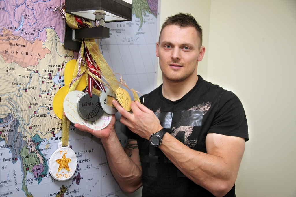 Šīs medaļas Daumantam Dreiškenam sarūpēja draugi, tā parādot, ka viņš ir vislabākais bobslejists, un pasniedza tās, tiklīdz sportists atgriezās mājās no Phjončhanas olimpiskajām spēlēm.	
Autors: Gatis Bogdanovs