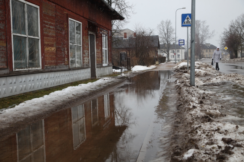 Atkusnī Gulbenē, Dzelzceļa ielā, ietves vietā upīte var veidoties gan slīpuma dēļ, gan neizdarības rezultātā. Apzinīgi sētnieki, kā “Dzirkstele” novēroja Skolas ielā, jau svētdien pastrādāja ar kaltu, nocērtot uz ietves lieko ledus kārtu un ar lāpstu samazinot sniega valni ietves malā, kā arī iecērtot izeju ūdens novadīšanai. Tādā veidā kūstot neveidojas lieks ūdens. 
Autors: Gatis Bogdanovs