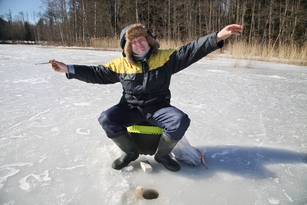 Pagājušajā svētdienā Jaungulbenes pagastā uz Siladzirnavu ezera ledus risinājās makšķernieku biedrības “Dambis” rīkoto sacensību otrā kārta. Jaungulbenes dzirnavdambi, kurš mākslīgi izveidots uz Liedes upes un oficiāli saucas Siladzirnavu ezers, makšķernieku biedrība “Dambis” apsaimnieko jau daudzus gadus, taču ceļojošā kausa sacensības šogad notika pirmo reizi. “Piedalīties šajās sacensībās varēja tikai Jaungulbenes pagasta iedzīvotāji un biedrības biedri, tāpēc uz lielu dalībnieku skaitu mēs nepretendējām. Arī tas, ka sacensības notiek trīs kārtās, var ietekmēt dalībnieku skaitu, taču, tā kā tas viss tiek darīts tieši mūsu iedzīvotājiem, ar apmeklētību esam apmierināti, jo abās kārtās kopā piedalījās 26 dalībnieki,” saka Jaungulbenes sporta darba organizators Aivars Blauvs. Otrās kārtas ceļojošā kausa ieguvējs jaungulbenietis Tālis Tabūns (attēlā) priecājās par katru izvilkto zivi, iepriekš nenojaušot, ka tieši ar rudušiem viņam izdosies par 400 gramiem pārspēt otrās vietas īpašnieku. 								                 
Autors: Gatis Bogdanovs