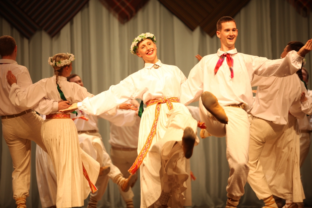 “Zelta Rūsiņš”, nenoliedzami, ir īpašs un varen draudzīgs kolektīvs, kas nebaidās sev izvirzīt augstus mērķus un tiekties uz tiem. 
Autors: no “Dzirksteles” arhīva