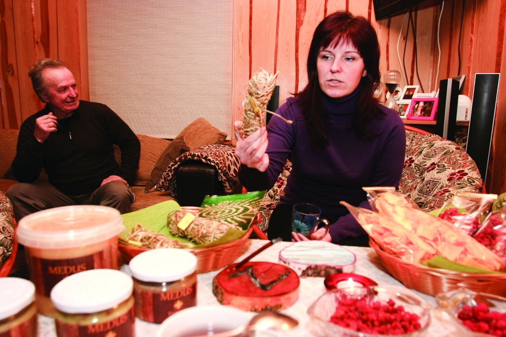 Oksana Plūme rāda no kārklu mizām gatavoto skrubi, kas vienlīdz labi noder pirtī un vannā. 
Autors: Gatis Bogdanovs