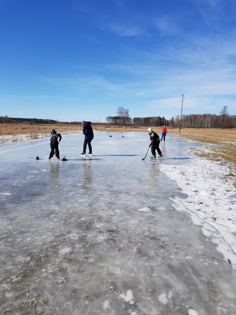Var slidināties individuāli vai uzspēlēt hokeju – to visu šoziem dara Mirdzas Fazekašas īpašumos Daukstu pagastā. Savējie - arī Sintija Jurjāne - slido applūdušas pļavas plašumos, priecājas par slīdamību, nelielo salu un sauli. Foto: no personiskā arhīva
Autors: no personiskā arhīva