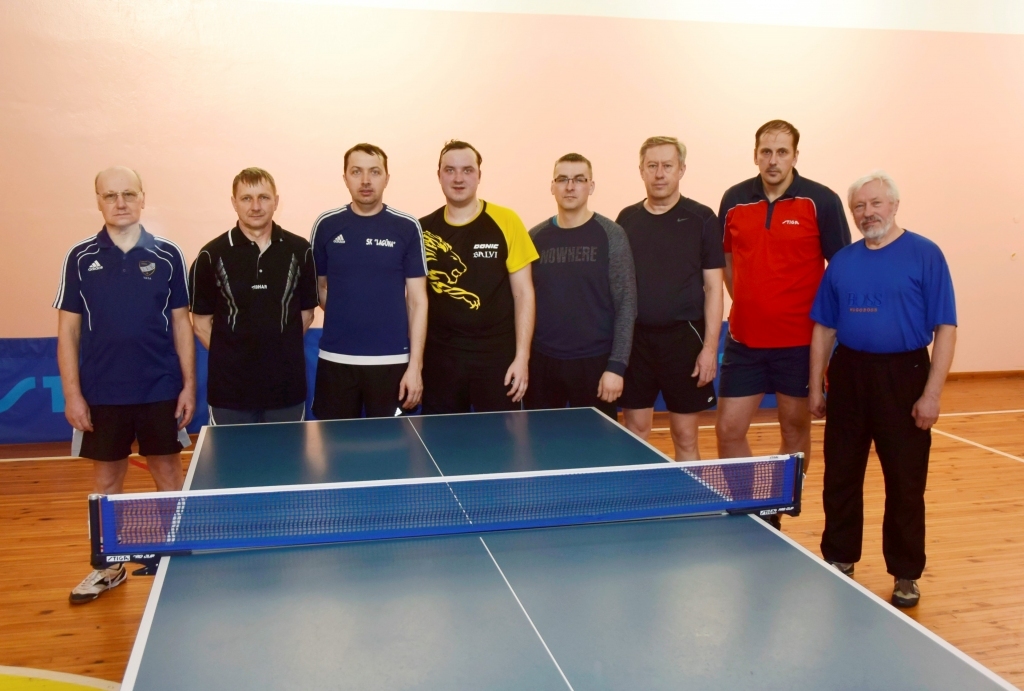 “Staru kausa 2018” 5.kārtas uzvarētāji. No kreisās: Guntis Lezdiņš (Valmiera) - 1.vieta, Aigars Žvīgurs (Gulbene) - 2.vieta, Aivars Dulbergs (Alūksne) - 3.vieta, Guntis Dulbergs (Balvi) - 4.vieta, Andris Neilands (Gulbene) - 5.vieta, Agris Koris (Gulbene) - 6.vieta, Dainis Neilands (Gulbene) - 7.vieta, Andrejs Rešetņikovs (Rēzekne) - 8.vieta. 
Autors: no personiskā arhīva