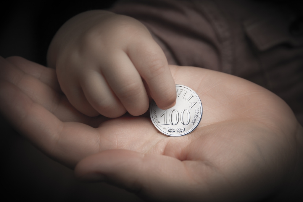 Latvijas simtgades bērnus ar sudraba vērdiņa pasniegšanu godināt tomēr vēlas arī Gulbenes novadā. Deputāte Ilze Mezīte uzstājusi, lai tas notiktu, kaut iepriekš bija lemts citādāk. 
Autors: “Nigestes amatniecības nams”