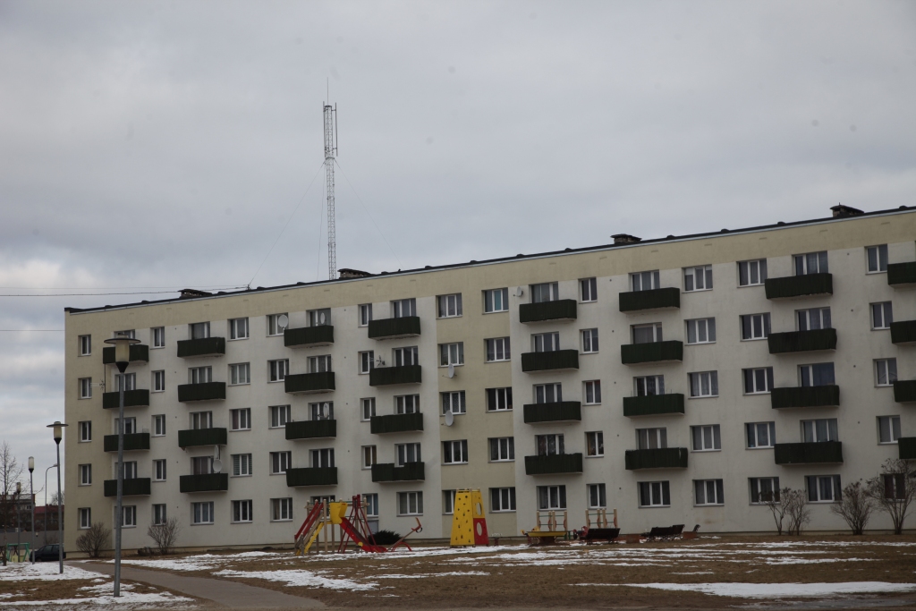 Vai tiešām cerēja, ka nepamanīs un jautājumu nebūs? Tā Nākotnes ielas dzīvojamā masīva iemītnieki spriež par antenu, kas uzradusies uz renovētās gaišzaļās daudzdzīvokļu mājas jumta. 	
Autors: Gatis Bogdanovs