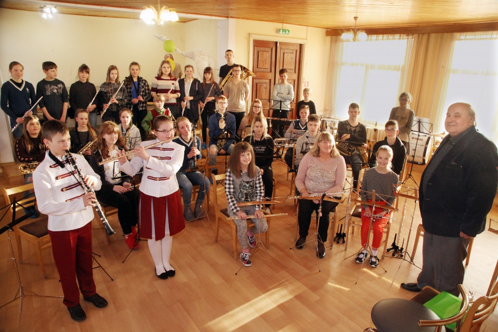 Otrdienas vakarā Gulbenes mūzikas skolā valdīja īsta darba atmosfēra, jo pūtēju orķestra dalībnieki sanāca kopā uz mēģinājumu. 
Autors: Gatis Bogdanovs